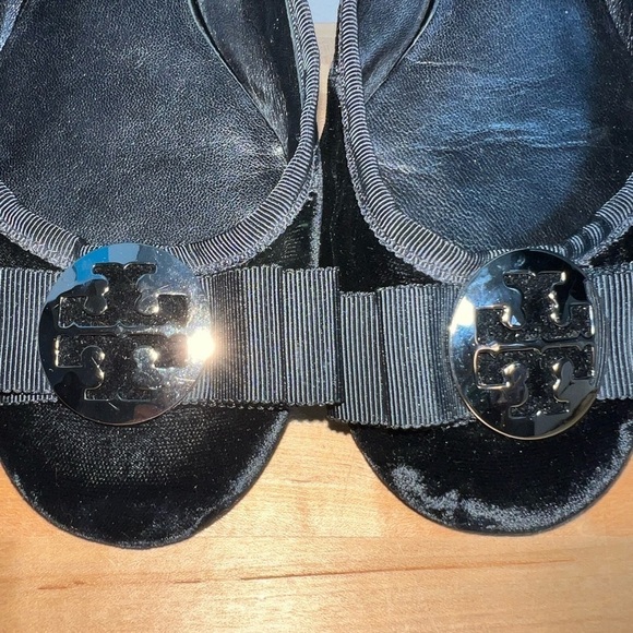 Tory Burch Jessica Black Velvet Bow Toe Silver Medallion Ballet Flats Size 8.5 - Picture 10 of 12